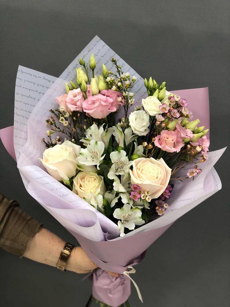 Букет цветов из: Альстромерии, Розы и Лизиантусы в Падаре