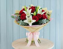 Букет цветов из:  Лилии и Розы в Падаре