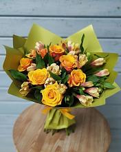 Букет цветов из:  Альстромерии и Розы в Падаре