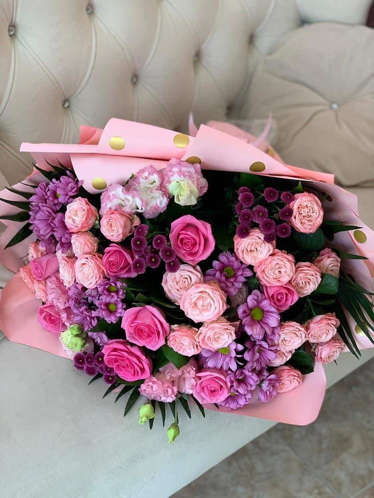 Букет цветов из: Хризантемы, Розы и Лизиантусы в Падаре