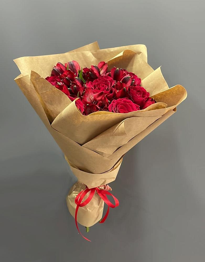 Букет цветов из: Альстромерии и Розы в Падаре