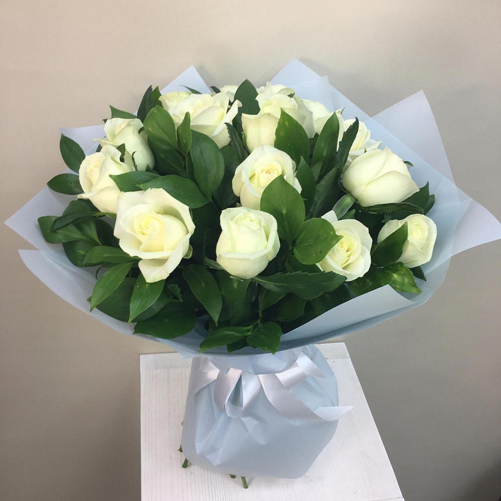 Букет 15 Белых роз Проуд в Падаре