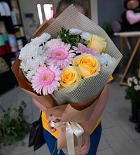 Букет цветов из:  Герберы, Розы и Хризантемы в Падаре