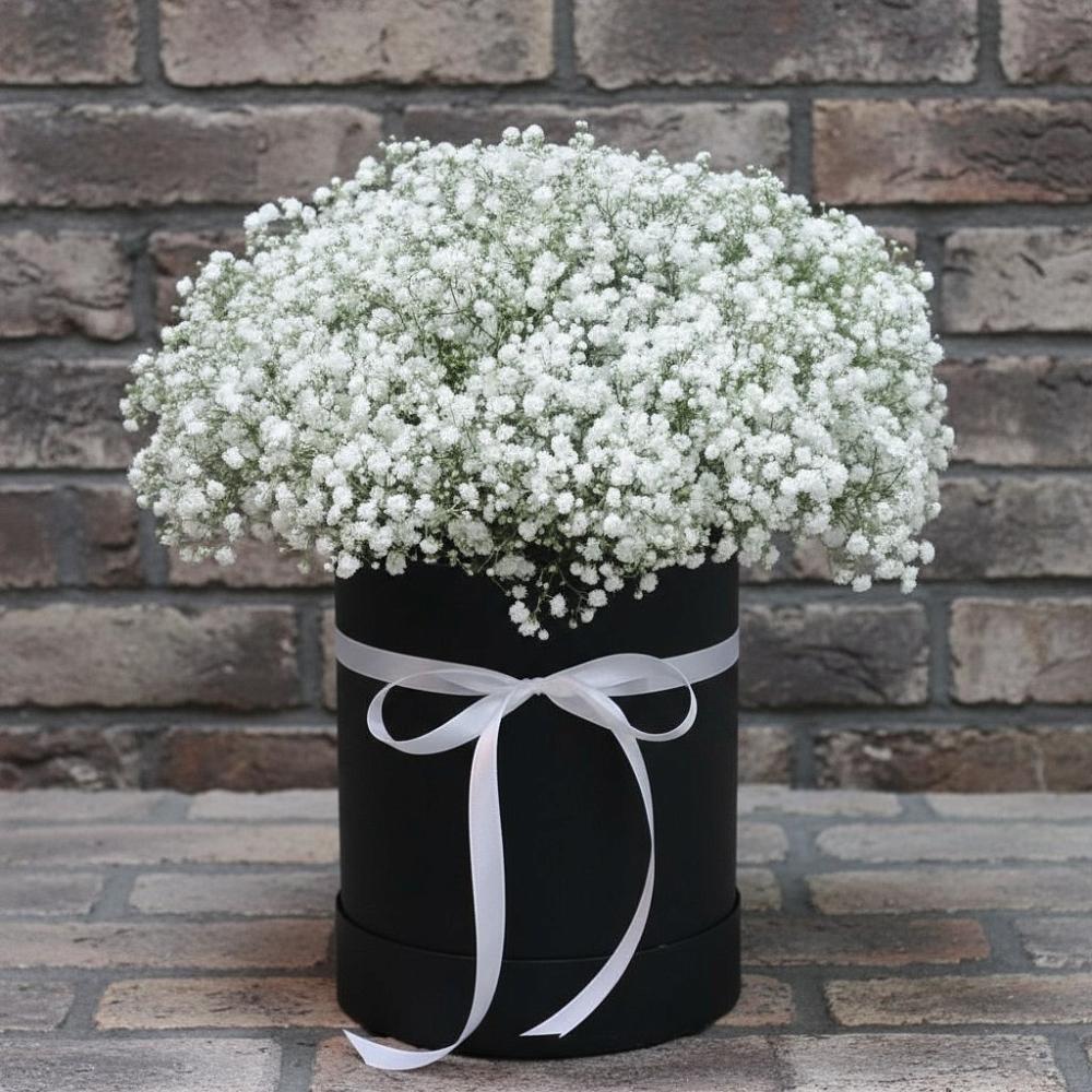 Цветочная композиция из Гипсофила в шляпной коробке в Падаре