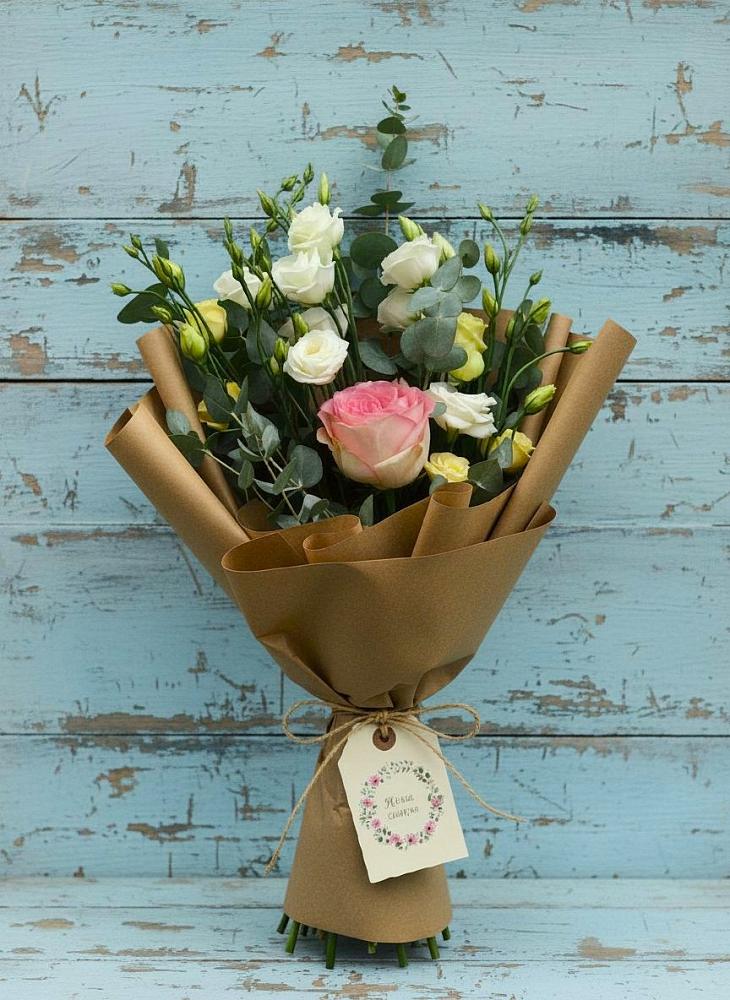 Букет цветов из: Розы и Лизиантусы в Падаре