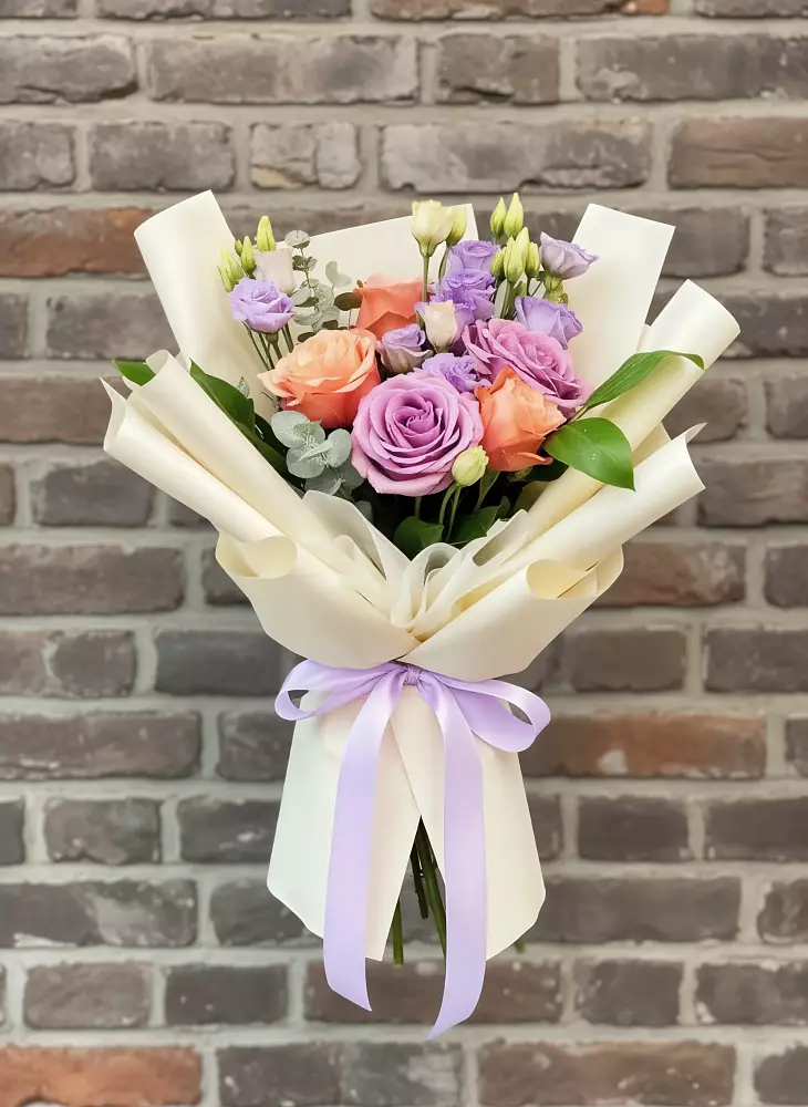 Букет цветов из: Лизиантусы и Розы в Падаре