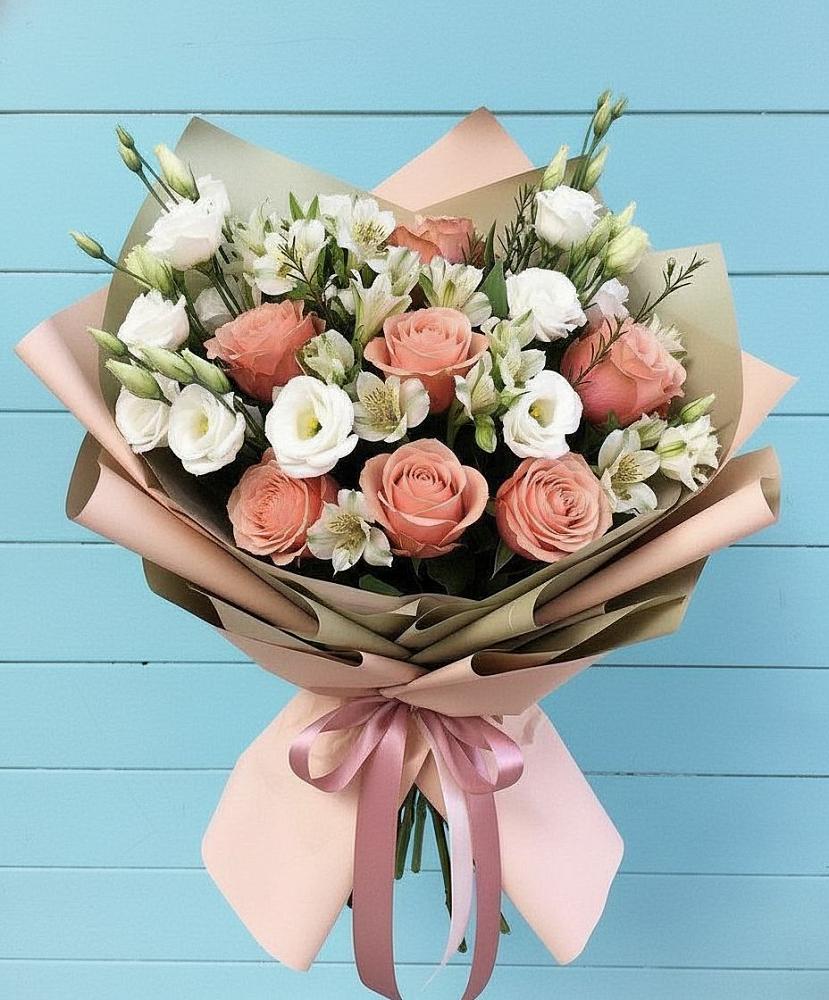 Букет цветов из: Розы, Альстромерии и Лизиантусы в Падаре