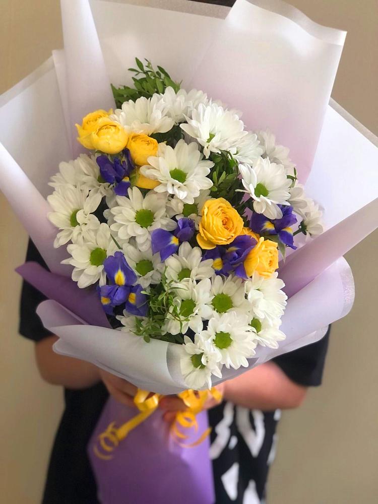 Букет цветов из: Ирисы, Хризантемы и Розы в Падаре
