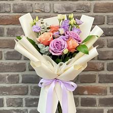 Букет цветов из:  Лизиантусы и Розы в Падаре