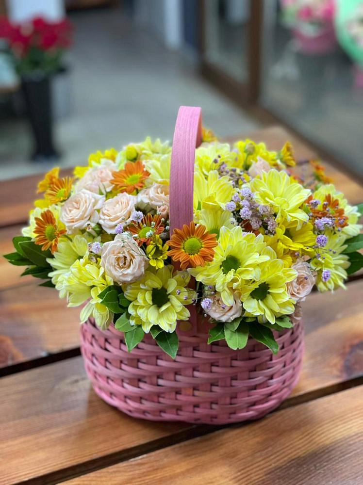Цветочная композиция из Хризантемы и Розы в корзине в Падаре