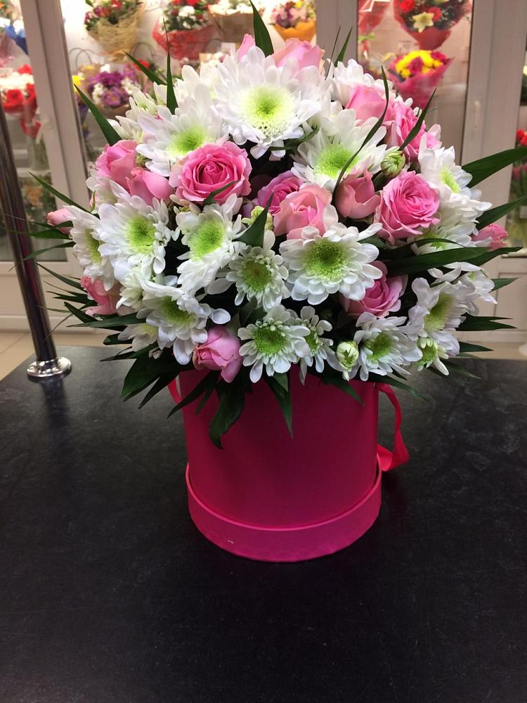 Цветочная композиция из Розы и Хризантемы в шляпной коробке в Падаре