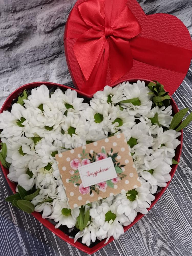 Цветочная композиция из Хризантемы в виде сердца в Падаре