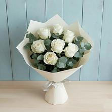 Букет Белые розы в Эвкалипте в Падаре