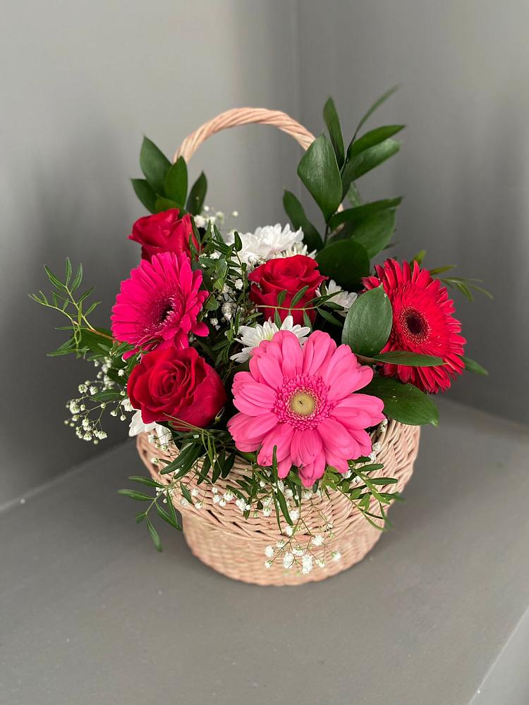 Цветочная композиция из Розы, Хризантемы и Герберы в корзине в Падаре