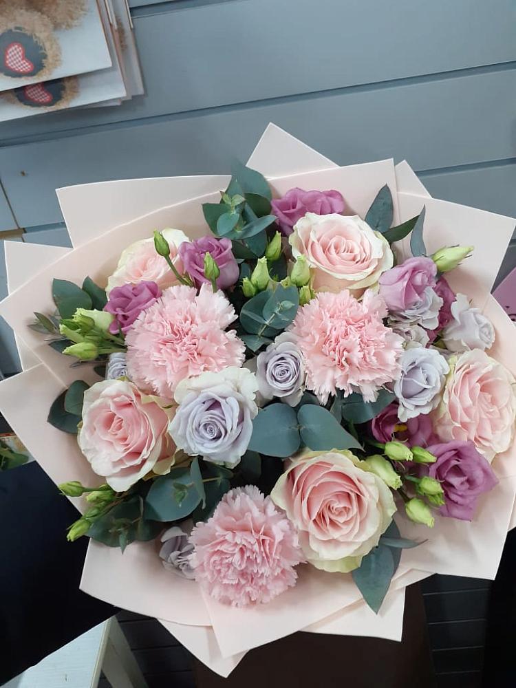 Букет цветов из: Розы, Гвоздики и Лизиантусы в Падаре