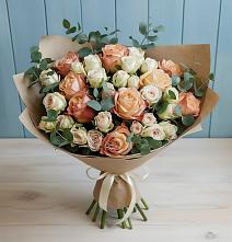 Букет цветов из:  Альстромерии и Розы в Падаре
