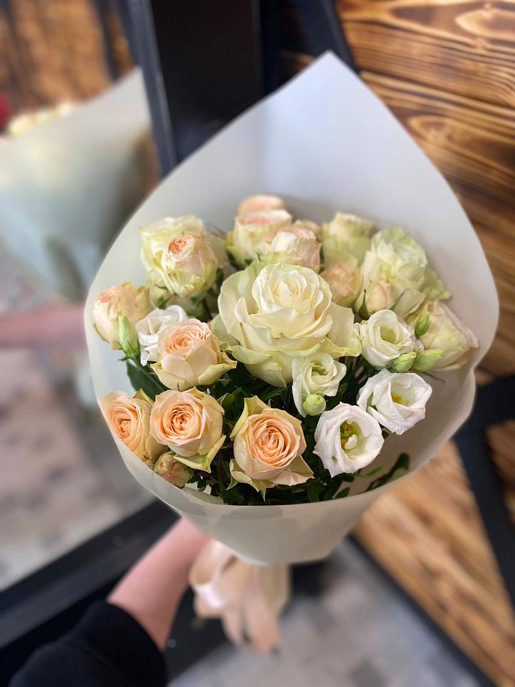 Букет цветов из: Розы и Лизиантусы в Падаре